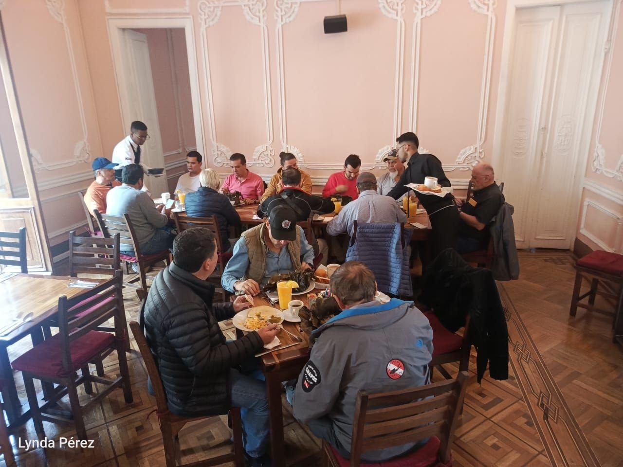 Grupo de viajeros almorzando juntos