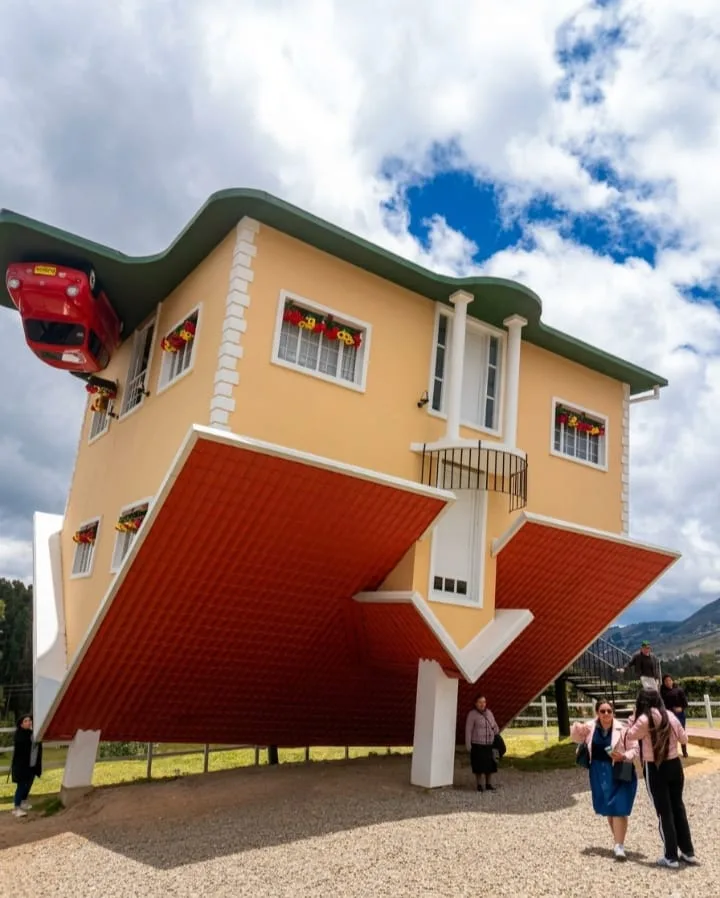 Viajeros divirtiéndose en La Casa Loca invertida de Guatavita