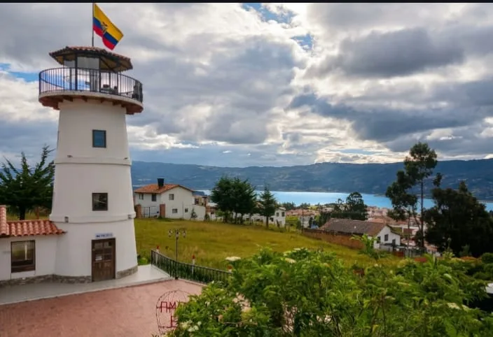 Faro y mirador panorámico sobre el Embalse de Tominé