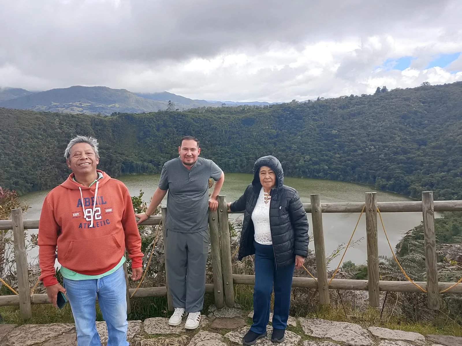 Laguna de Guatavita y La Casa Loca con viajeros