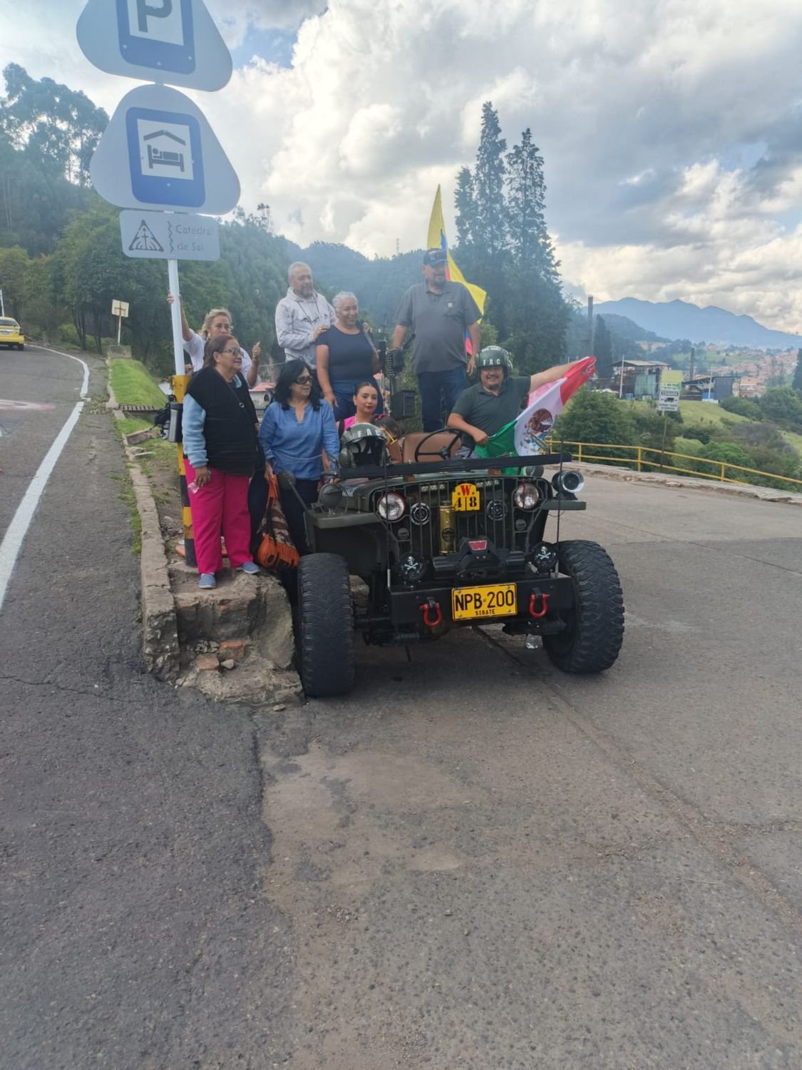 Grupo en un jeep camino a la Catedral de Sal