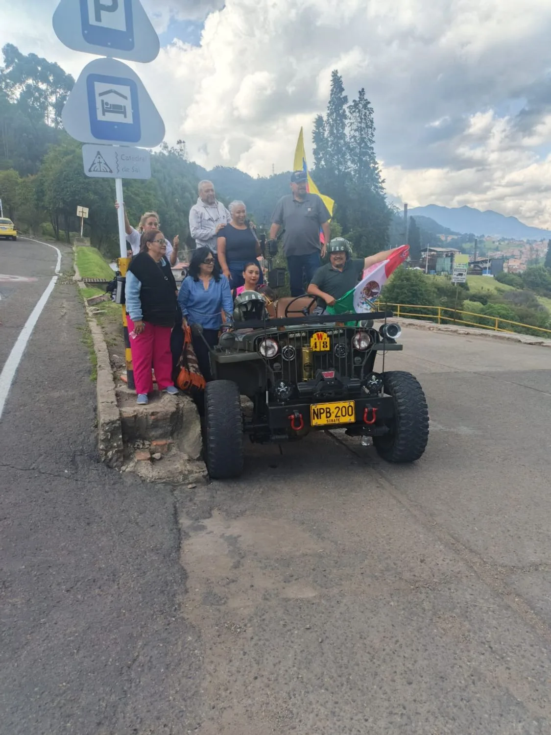 Grupo en un jeep camino a la Catedral de Sal