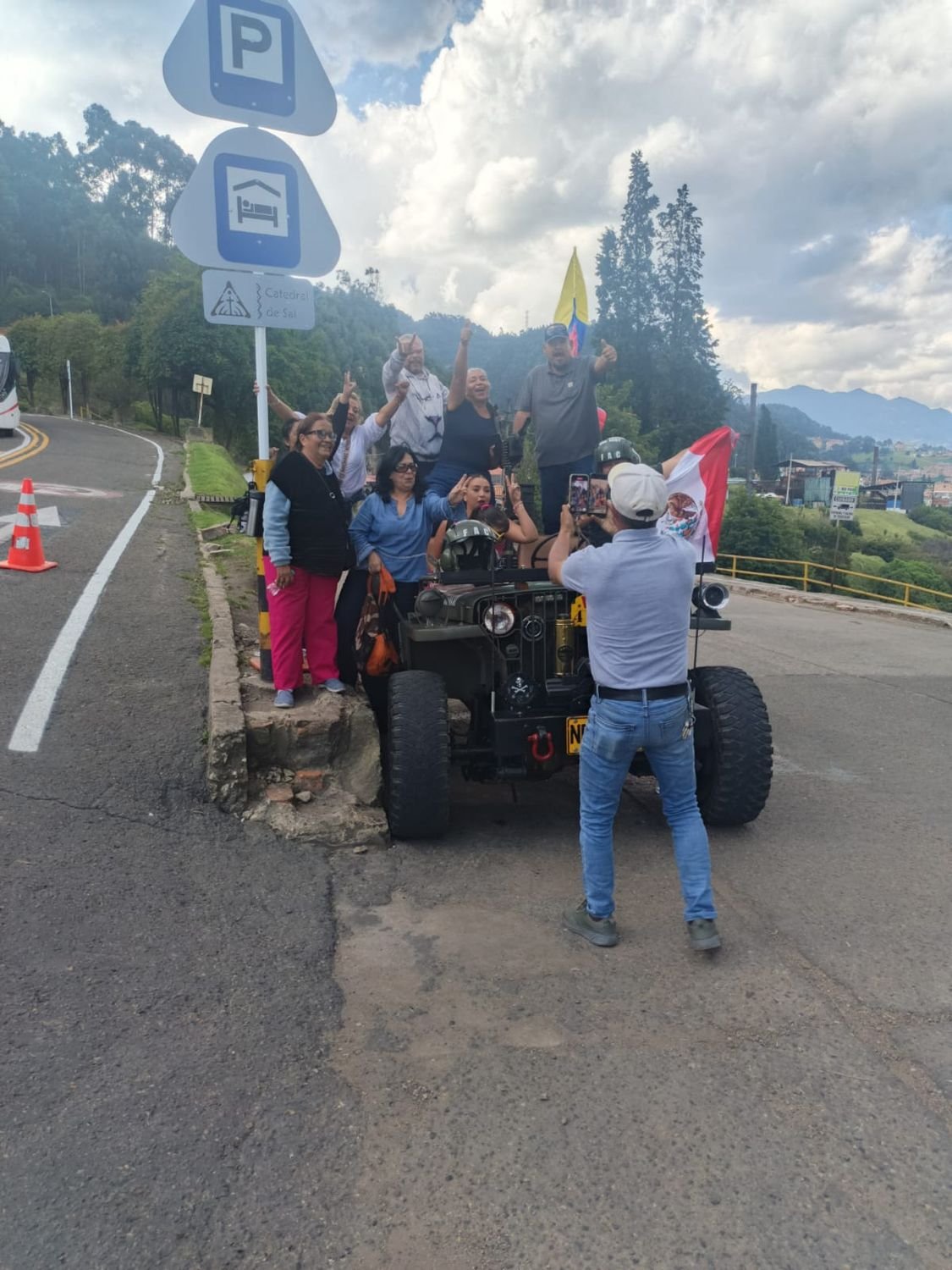 Grupo posando junto al jeep camino a la Catedral de Sal