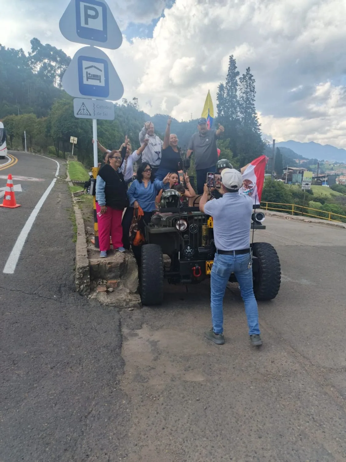 Grupo posando junto al jeep camino a la Catedral de Sal