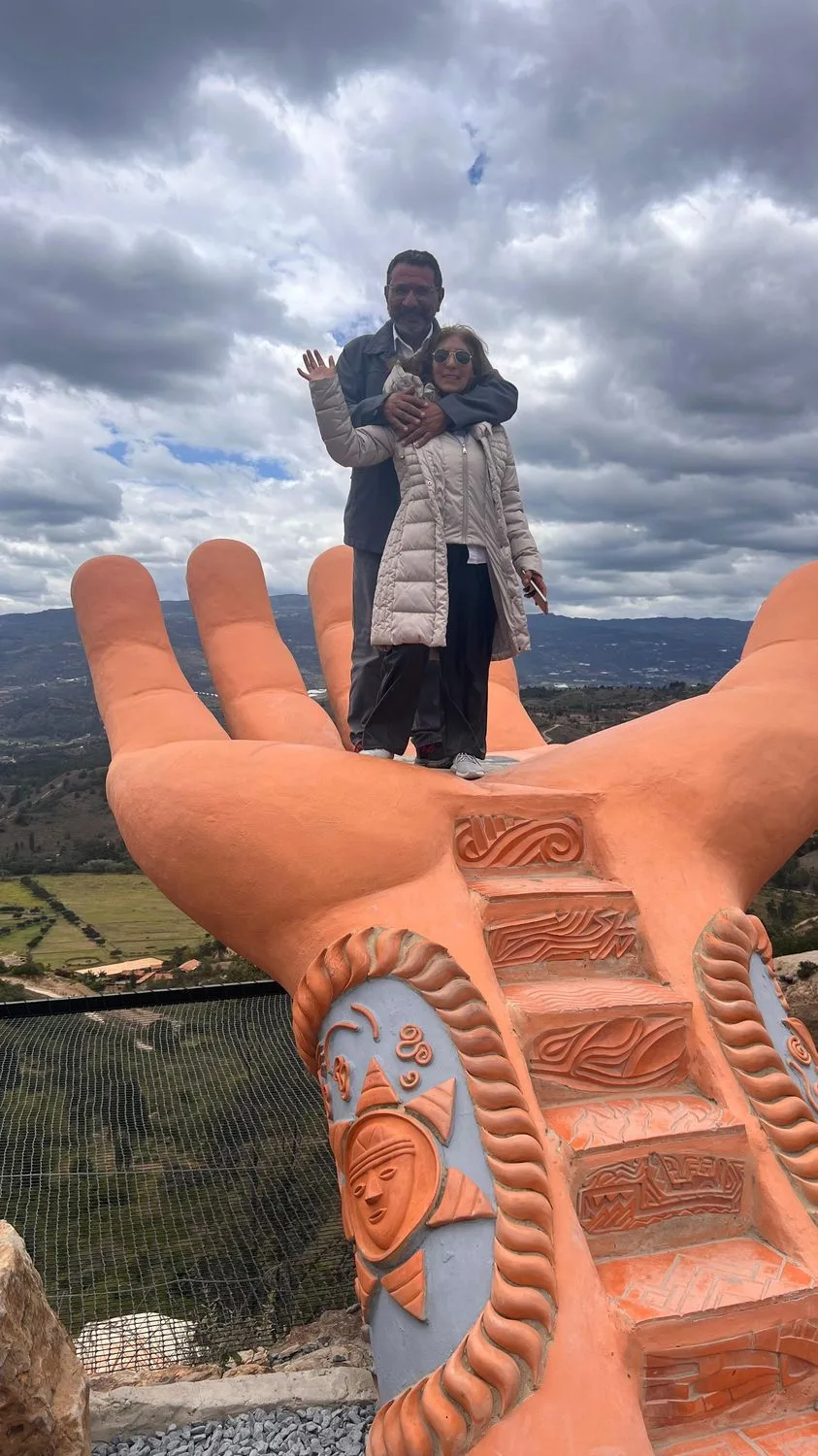 Pareja de viajeros sobre la Mano del Artesano en Ráquira