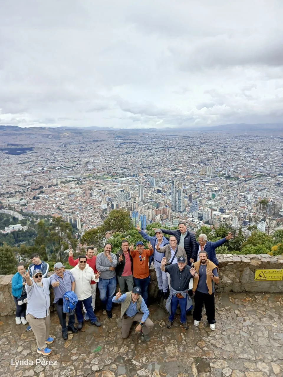 Grupo de viajeros en el mirador de Monserrate, con Bogotá de fondo