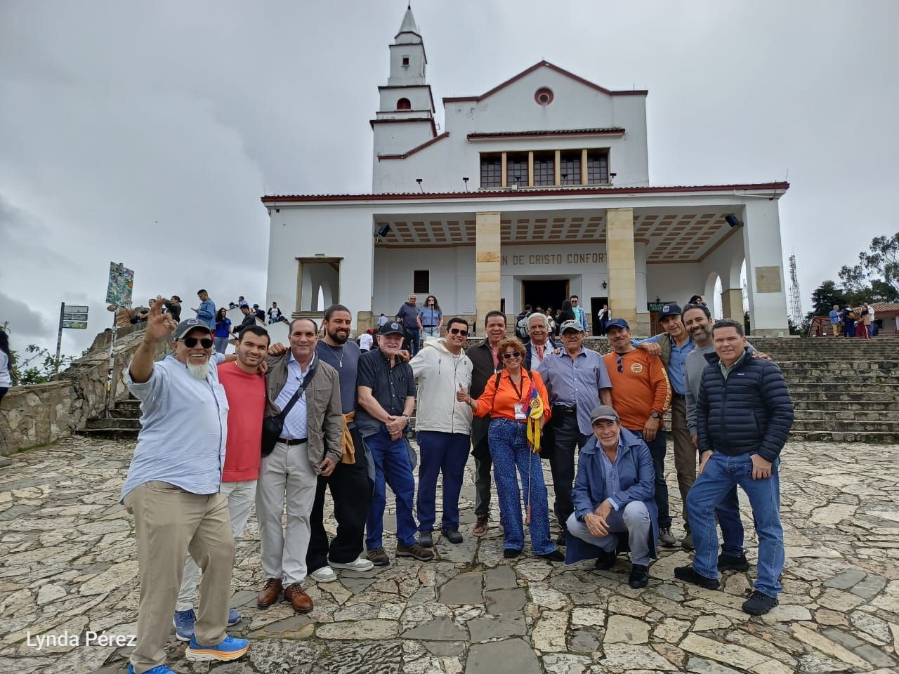 Grupo frente a la iglesia de Monserrate