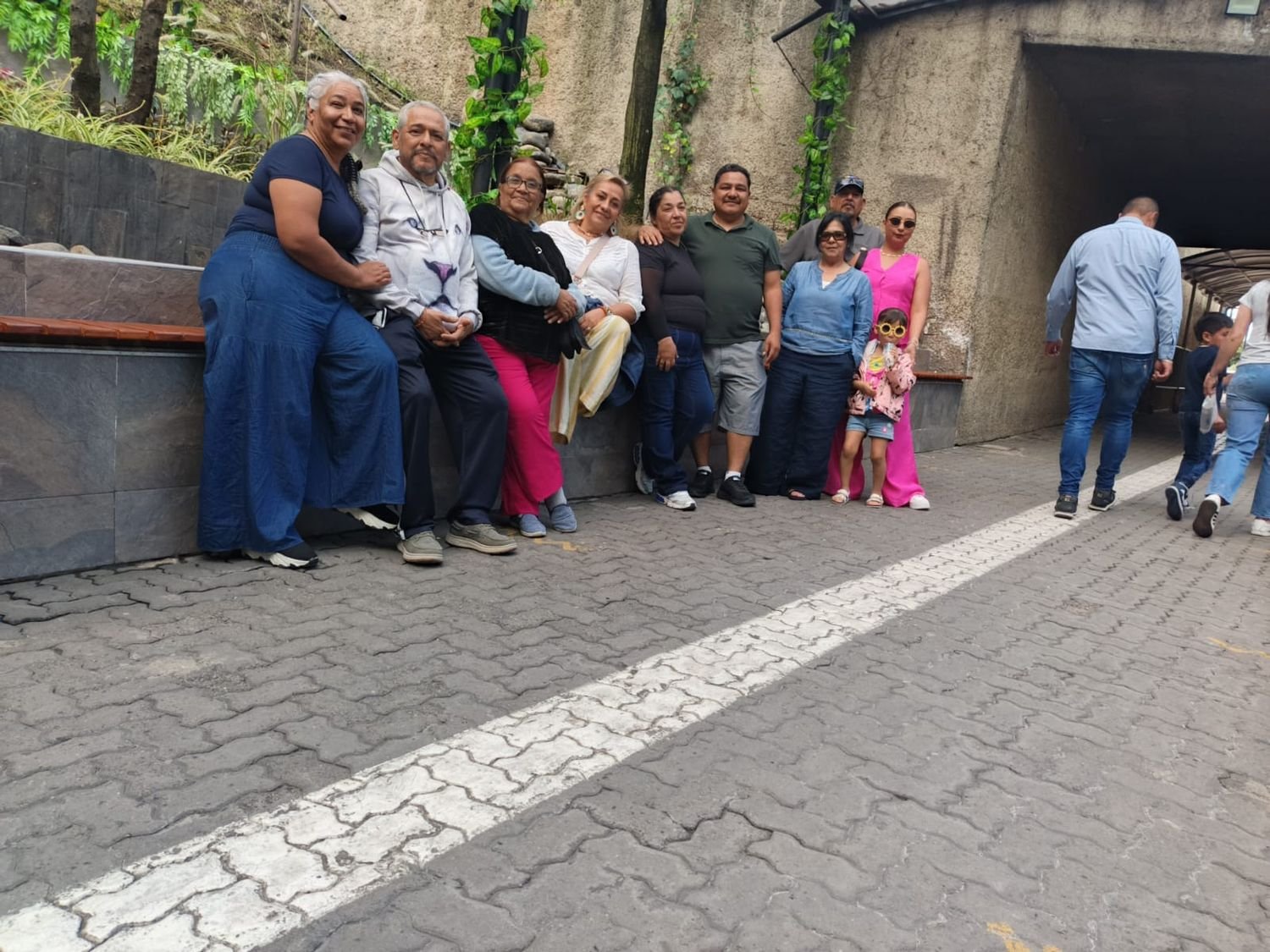 Grupo posando antes de entrar al túnel de acceso
