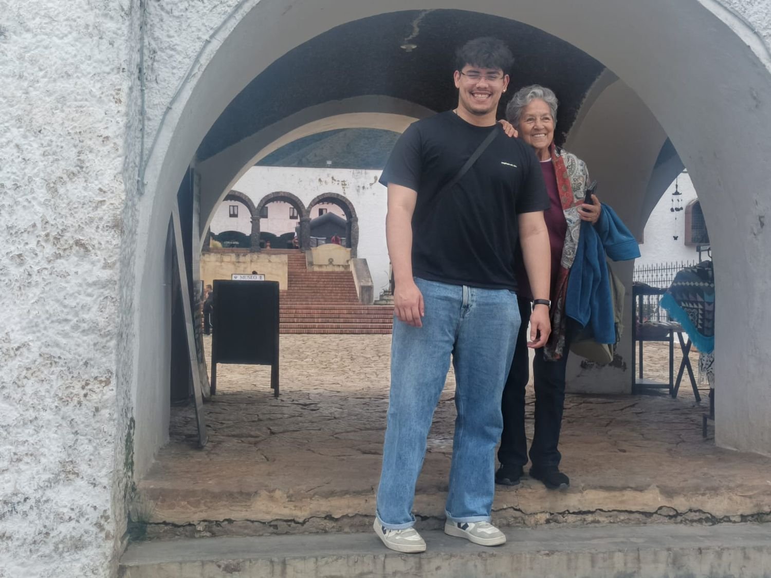 Viajeros bajo los arcos coloniales de Villa de Leyva